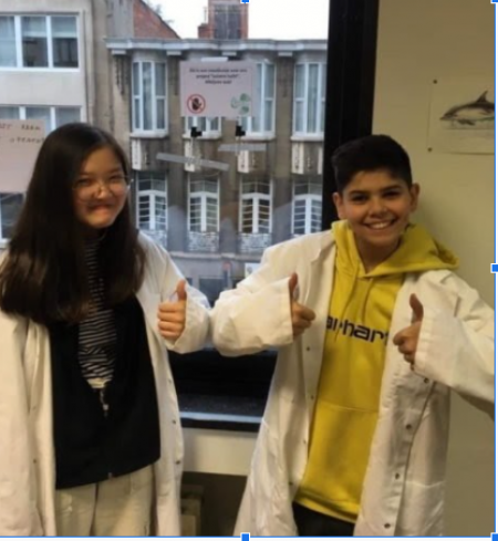 UÇK-Schüler messen begeistert die Luft in ihrer Schule. © Königliches Lyzeum Antwerpen