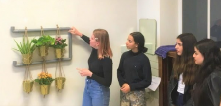 Schüler erklären ihre Greenwall.© Royal Lyceum Antwerpen