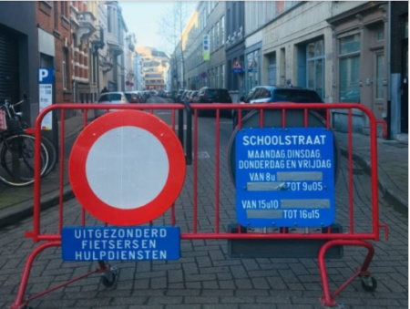 Als Schulstraße ist die Hertoginstraat zu Beginn und am Ende des Schultages vorübergehend geschlossen.