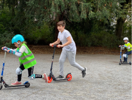 Einige Schüler von De Wereldreizen üben mit den Schritten.