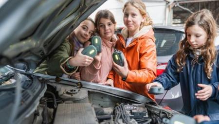 Schüler messen die Luftqualität mit dem PM-Sensor während des Spaziergangs durch die Stadt Gent