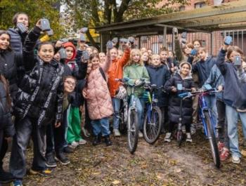 Schüler der Schule De Krekel messen die Luftqualität mit einem SODAQ-Sensor @stad Gent